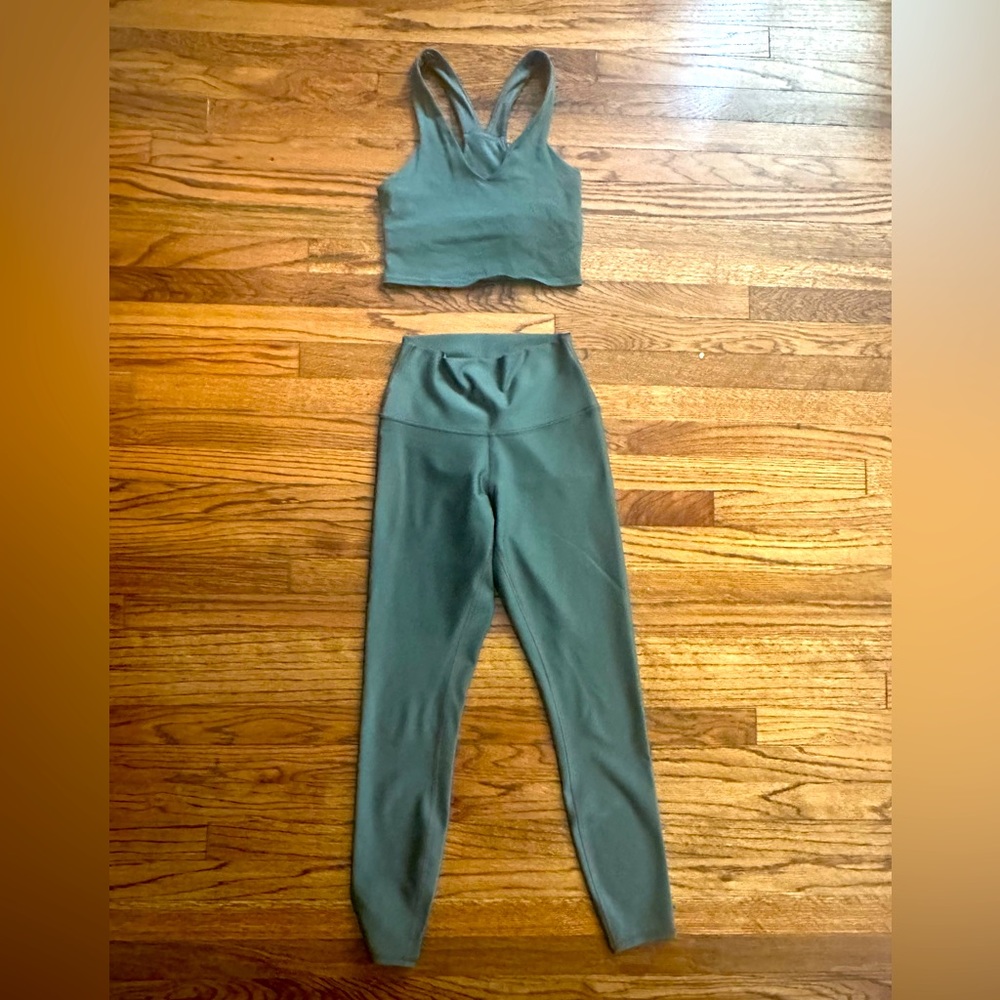 Alo Yoga Set, worn once and washed/hung dry